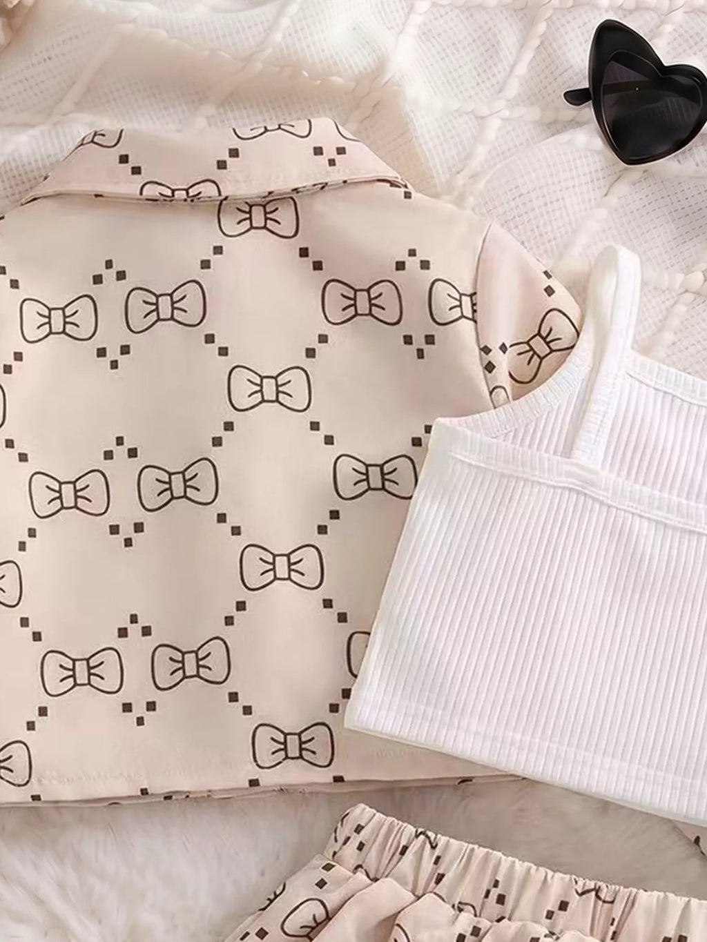White ribbed tank and bow-print jacket collar