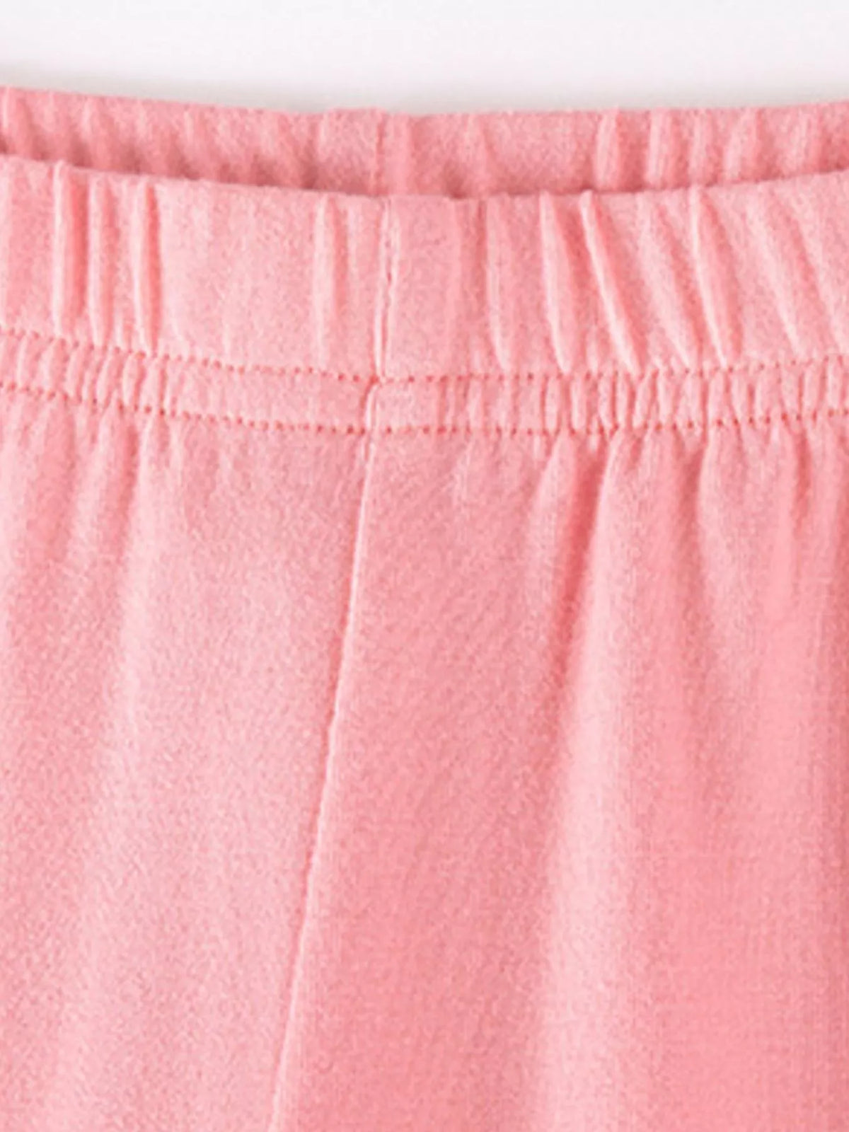 Elastic waistband of the pink leggings