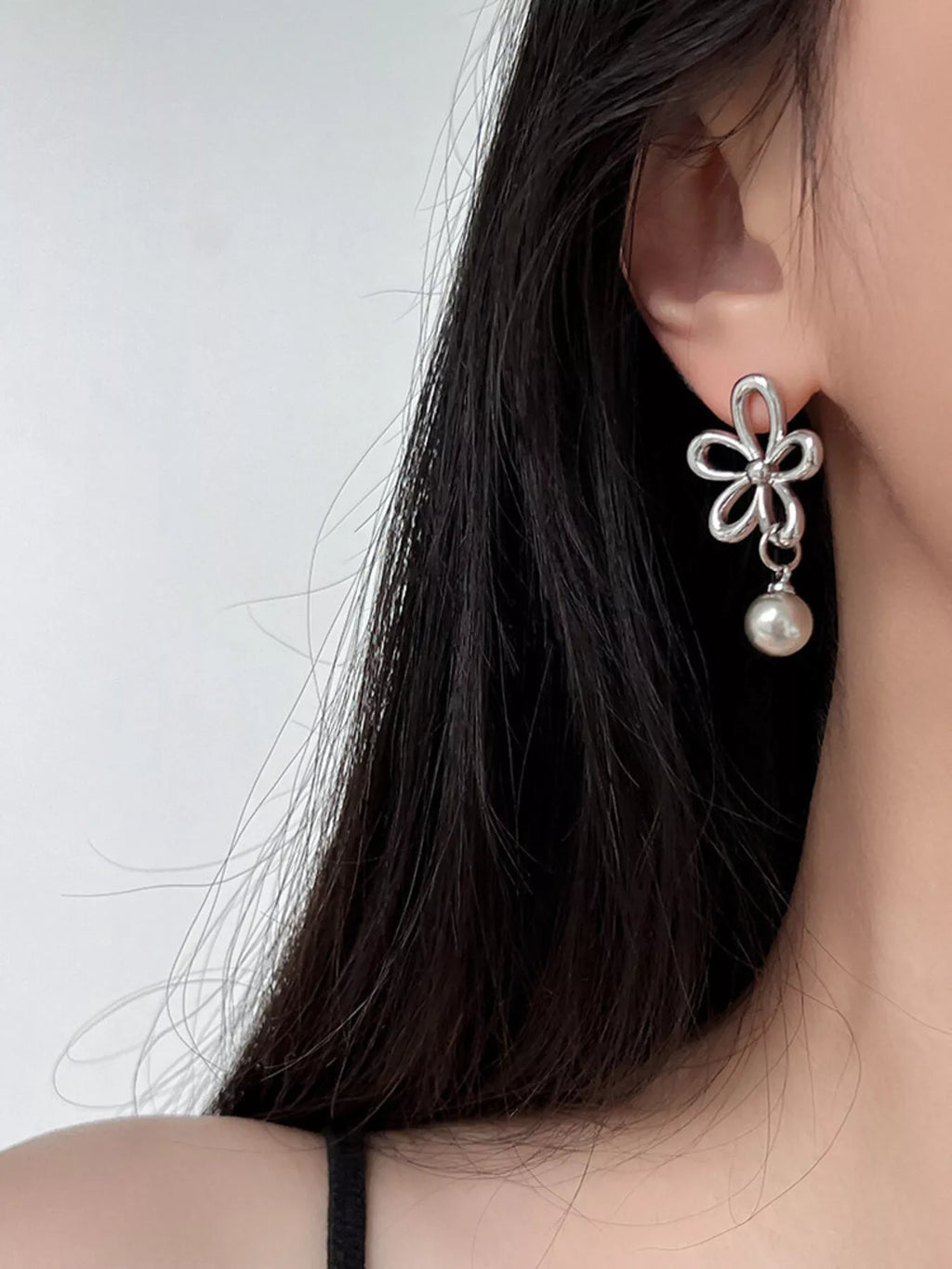 Flower-shaped drop earrings with pearl-like beads
