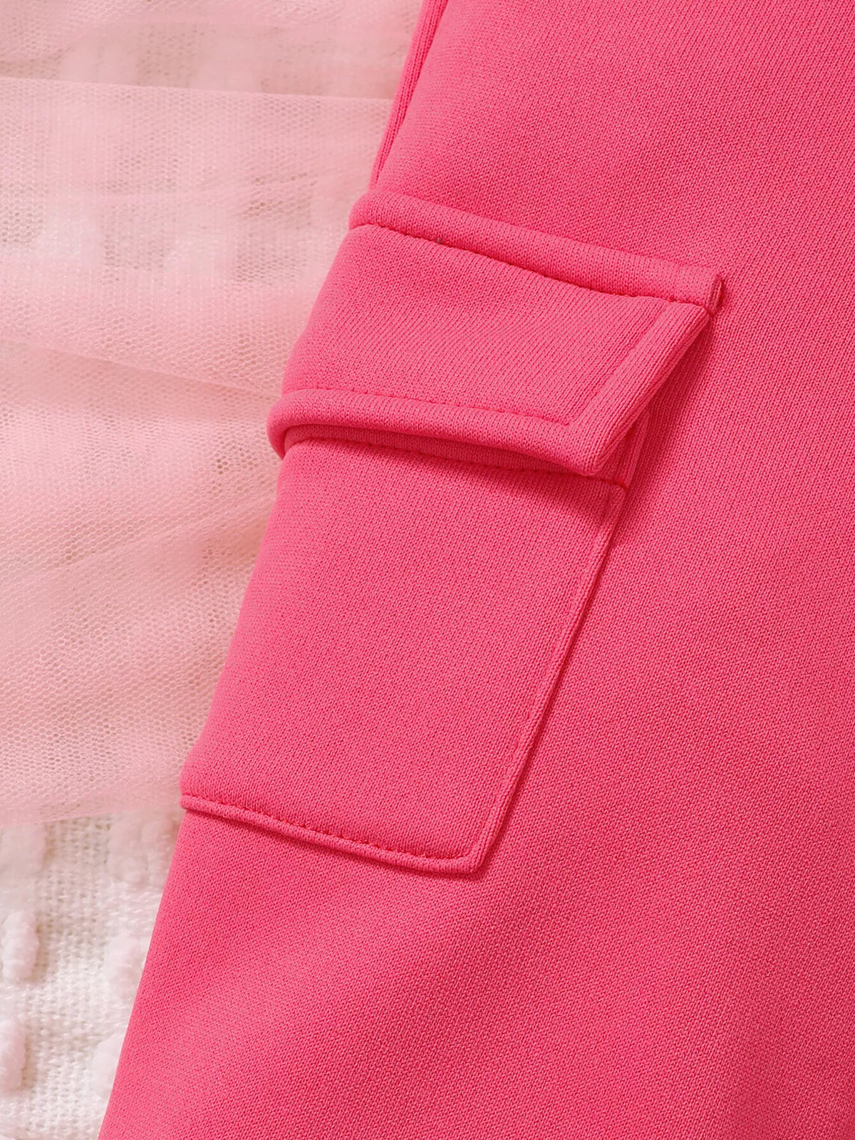 Flap cargo pocket on the pink pants
