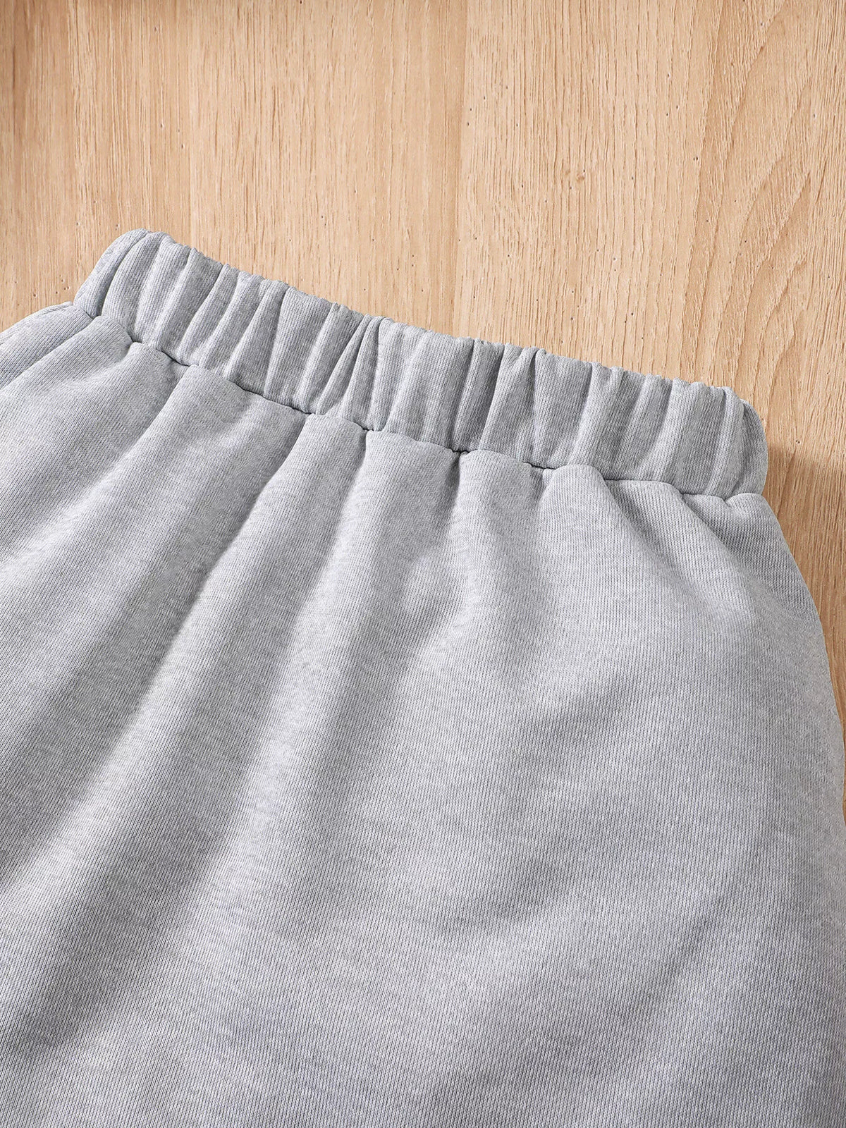 Elastic waistband of the gray skirt